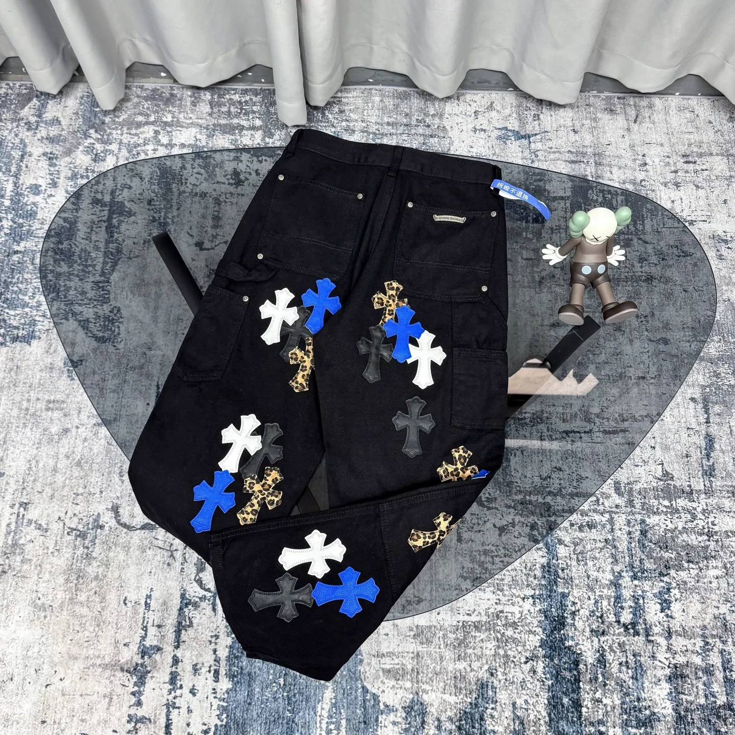 P280 ChromeHearts & ChromeHearts Patent Leather Spliced Blue White Leopard Print Cross Spliced Leather Straight Jeans Ceiling-Level Jeans Hard to Find at the Counter About Zangyin This is an extremely luxurious fashion brand that can also be called the aristocrat of the high street. It has always been an exclusive brand for some hipsters or the rich second generation. Compared with ordinary high streets, it is more luxurious and noble. Compared with luxury brands, it is more fashionable and individual. Top heavy industry fashion design has always been created in the high street luxury style. Speaking of this style, the Zangyin family and the GU family are definitely the leading representative brands. Especially the Zangyin family's creation of high-street style has really reached a state-of-the-art effect. The use of unique washed materials to create this style is already quite eye-catching. It is embellished with pink patchwork cross flowers, which cleverly highlights the brand's charm. Secondly, this style adopts a classic high-waist cut design, which highlights the long legs and fashionable temperament of the upper body. The brand is highly recognizable and the slim fit configuration is more suitable for daily wear. The personality will be fashionable and the specifications can be clearly interpreted. Needless to say, materials and craftsmanship. As an excellent craftsman brand, Zangyin’s requirements for details and craftsmanship are really perfect. The washed color of this model alone has gone through a lot of processes, not to mention the embellishment of denim appliqués. It is also purely handmade and sewn. Just like what they believe in, only handmade things have a soul. Only then does it have the meaning of dressing. A top-notch heavy-duty fashionable denim item. Size: 28/30/32/34/36 Waist: 69/74/79/84/89 Sitting: 97/102/107/112/117 Pants length: 102/104/106/108/110